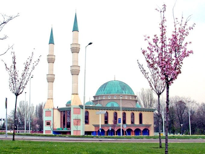 Mosquée mevlana à Rotterdam, situé dans la région de Spangen, district avec  plus de 80 % des immigrants Photo Stock - Alamy