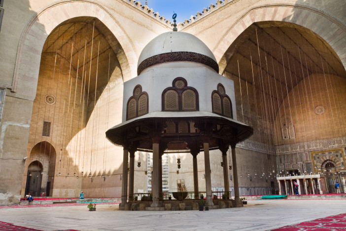 Mosque-Madrassa_of_Sultan_Hassan_-_Cairo_2.jpg