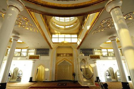 39860361-interior-of-the-crystal-mosque-a-k-a-masjid-kristal-the-mosque-is-located-at-islamic-heritage-park-o.jpg