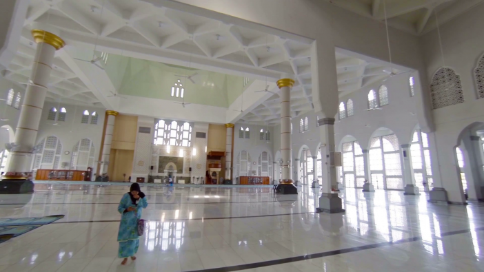 interior-of-kota-kinabalu-city-mosque-an-religious-site-in-borneo-malaysia_s4am-1a2_thumbnail-full09.png