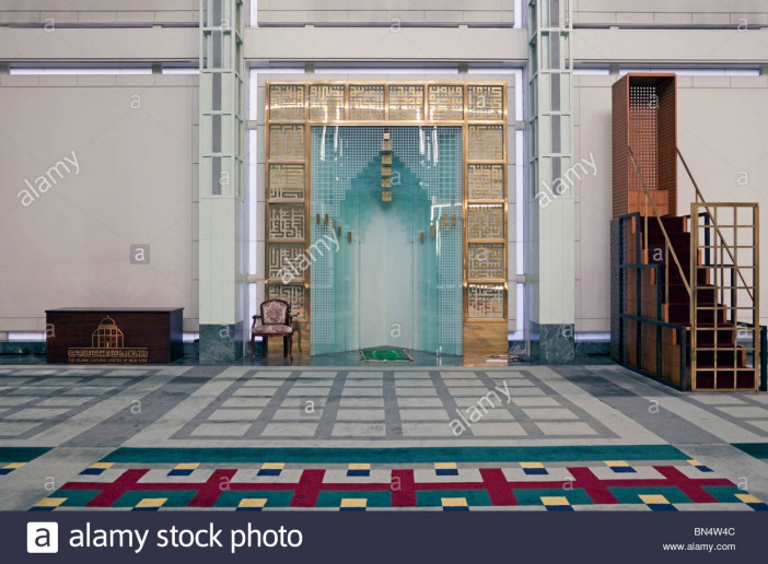 the-qibla-wall-of-the-mosque-at-the-islamic-cultural-center-of-new-BN4W4C.jpg