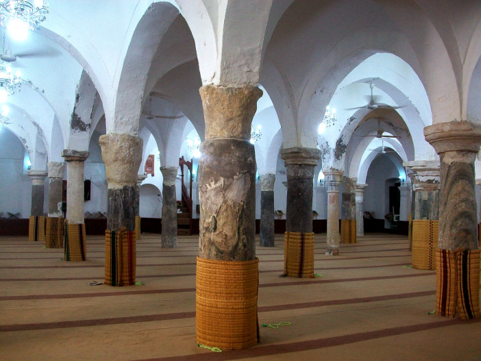 Naga_Mosque_Interior_Tripoli_Libya.jpg