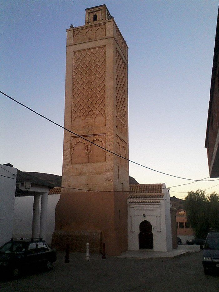 Grande_mosquée_de_Nédroma_vue_de_Tarbiâa.jpg