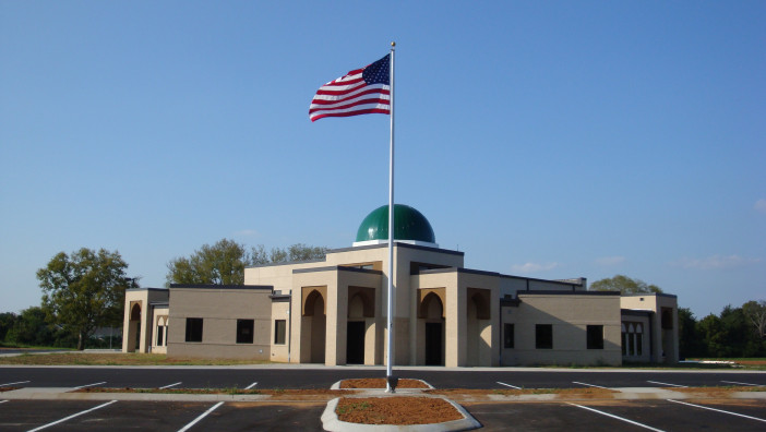 Islamic_Center_of_Murfreesboro_with_flag.jfif