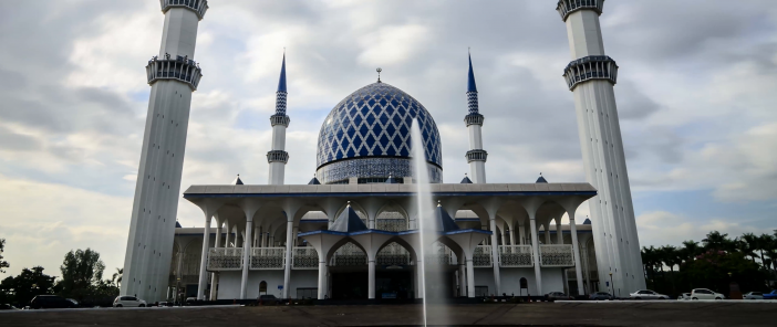 the-sultan-salahuddin-abdul-aziz-shah-mosque-shah-alam-also-known-as-the-blue-mosquemotion-blur-effect-added-with-soft-focus-shallow-dof_.png