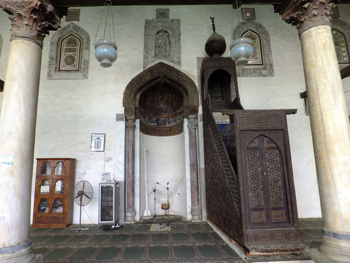 Salih_Talai_mosque_mihrab_and_minbar.jpg