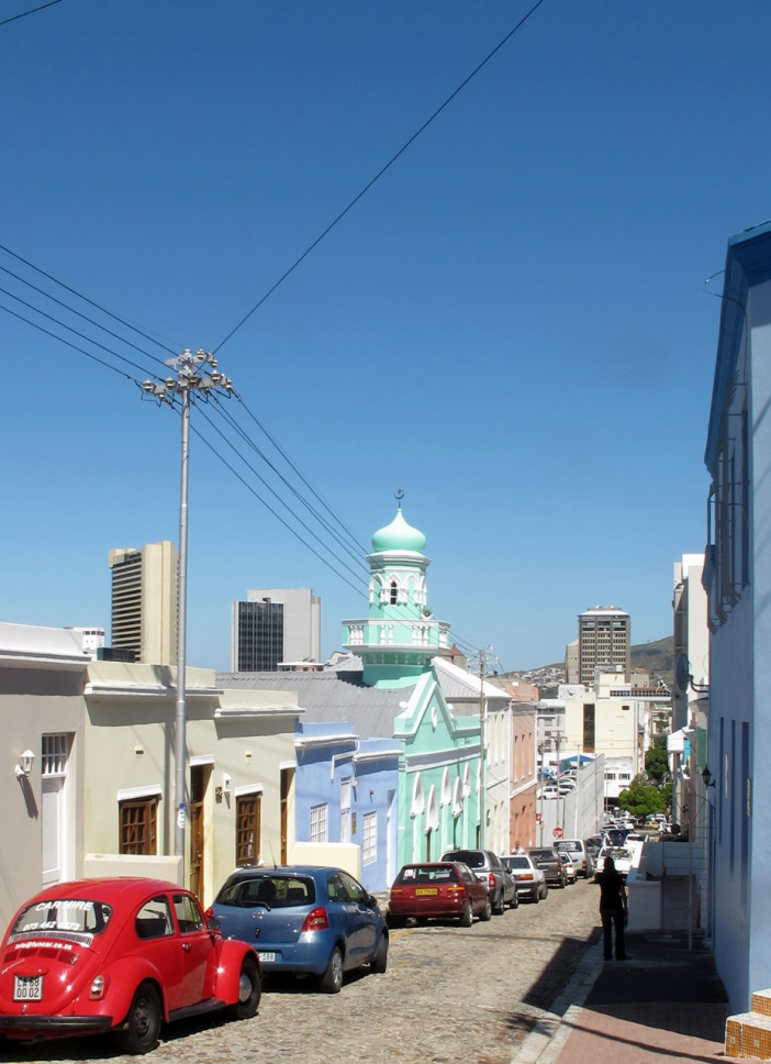 Cape_Town_Bo-Kaap_188_to_200_Longmarket_St_with_Mosque.jpg