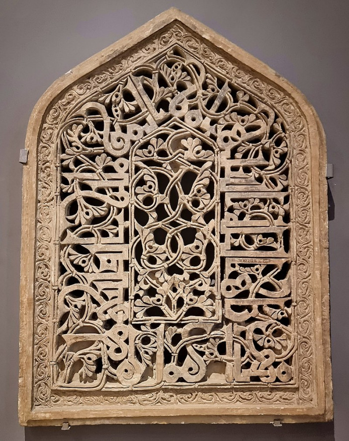 Stucco_window_from_the_mosque_of_al-Salih_Tala'i_in_Cairo,_Fatimid,_1160;_Museum_of_Islamic_Art,_Cairo_(2).jpg