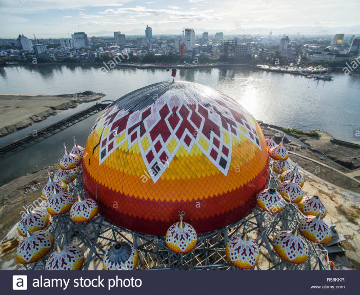 the-construction-of-99-dome-mosque-also-known-as-masjid-99-kubah-located-in-front-of-losari-beach-in-makassar-indonesia-R58KKR.jpg