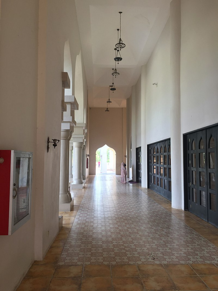 800px-Sultan_Hajji_Hassanal_Bolkhia_Mosque_3.jpg