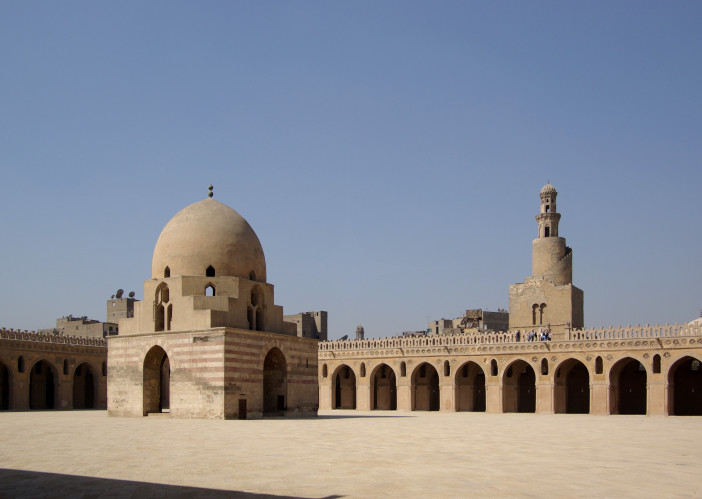 Kairo_Ibn_Tulun_Moschee_BW_1.jpg