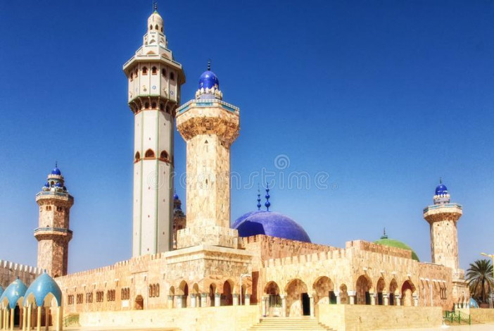 la-grande-mosquée-touba-sénégal-afrique-de-l-ouest-est-le-plus-grand-bâtiment-dans-ville-et-celle-des-grandes-mosquées-en-153103616.jpg