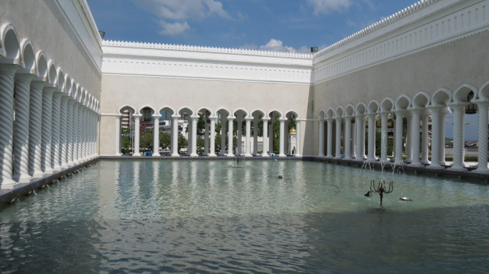 omar-ali-saifuddien-mosque-pool.jpg