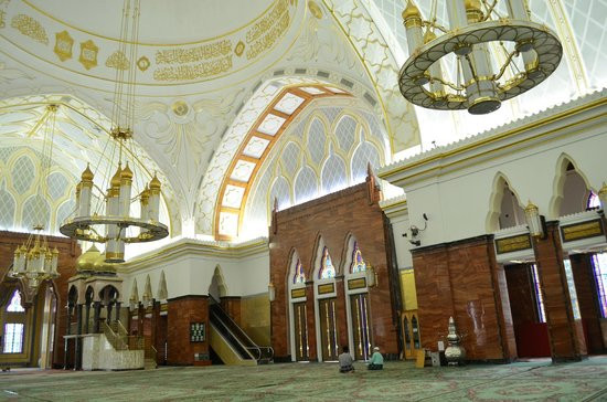 omar-ali-saifuddin-mosque.jpg