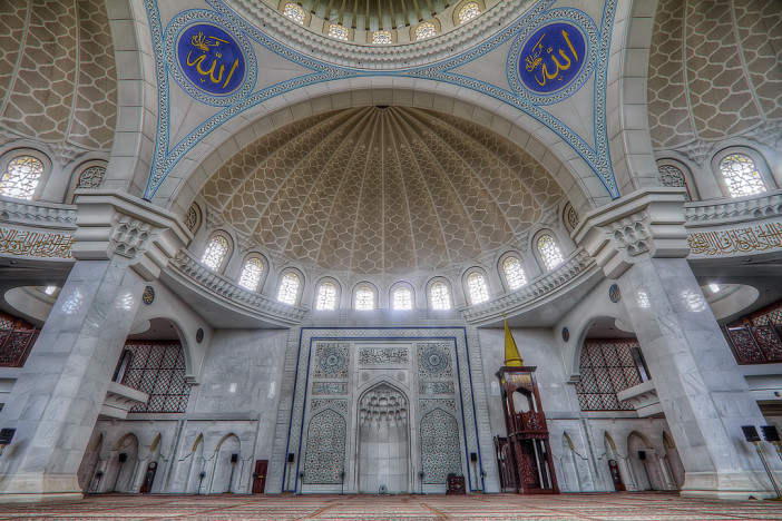 Persekutuan_wilayah_Mosque_interior.jpg