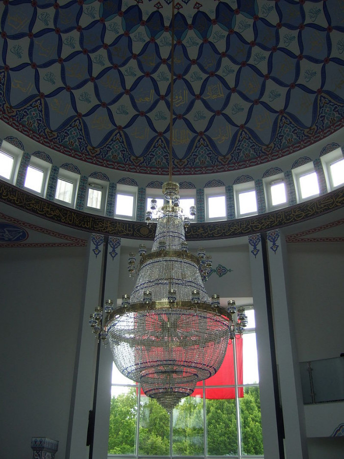 Mevlana_Moschee_(Kassel)_Gebetssaal_Deckenleuchter1.jpg