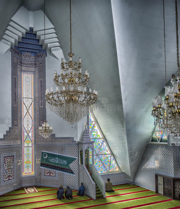 muslims-pray-mosque-lala-tulpan-85267790.jpeg