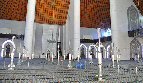 Blue-Mosque-Sultan-Salahuddin-Abdul-Aziz-Shah-Mosque-main-prayer-hall-470.jpg