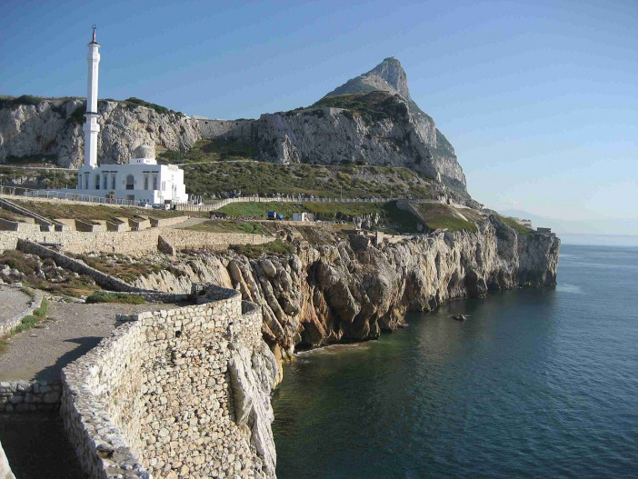 1280px-Ibrahim-al-Ibrahim_Mosque_and_sea,_Gibraltar.jpg