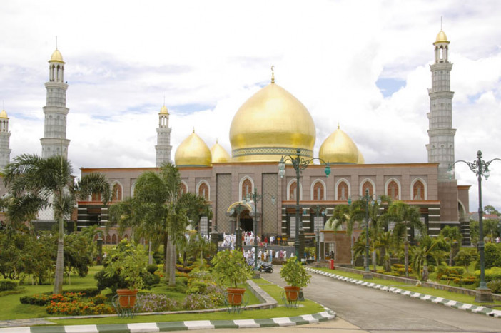 Masjid_Dian_Al-Mahri_Di_depok_kubah_emas.jpg