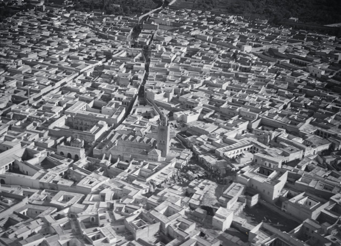 ETH-BIB-Marrakech-_Zentrum_mit_Moschee_Bab_Fleuh_-_--Tschadseeflug_1930-31-LBS_MH02-08-0445.tif.jpg