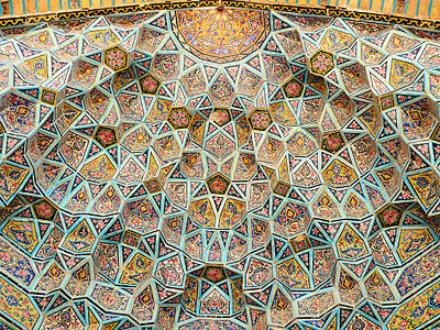 400px-Nasr_ol_Molk_mosque_vault_ceiling.jpg
