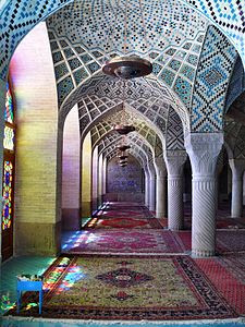 Nasr_ol_Molk_mosque_inside_colorful.jpg