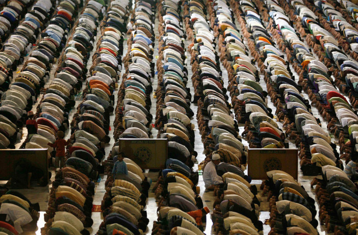 muslim-prayer-at-al-akbar-mosque.jpg