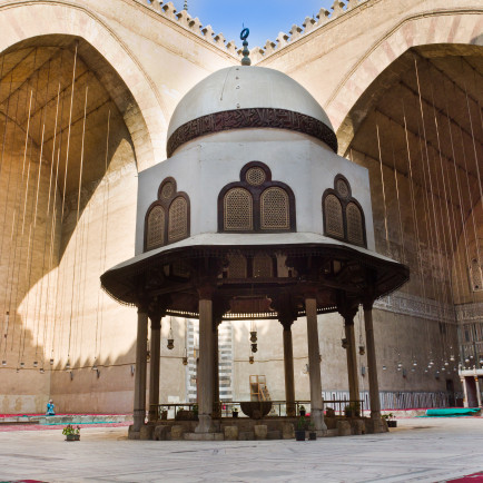 Mosque-Madrassa_of_Sultan_Hassan_-_Cairo_2.jpg