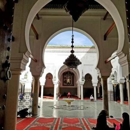 al-qarawiyyin-d-université-et-de-mosquée-quaraouiyine-ou-karaouine-fes-fez-maroc-afrique-135257942.jpg