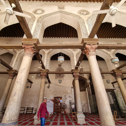 Prayer_hall_in_the_Mosque_of_al-Salih_Tala'i_ibn_Ruzzik,_Fatimid,_Cairo,_1160_(3).jpg