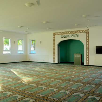 Männergebetsraum_Khadija-Moschee.jpg