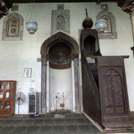 Salih_Talai_mosque_mihrab_and_minbar.jpg
