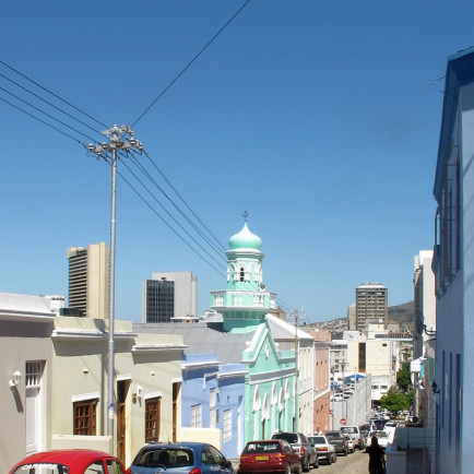Cape_Town_Bo-Kaap_188_to_200_Longmarket_St_with_Mosque.jpg