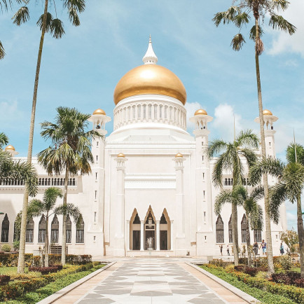 Sultan-Omar-Ali-Saifuddin-Mosque-1.jpg