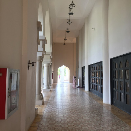 800px-Sultan_Hajji_Hassanal_Bolkhia_Mosque_3.jpg