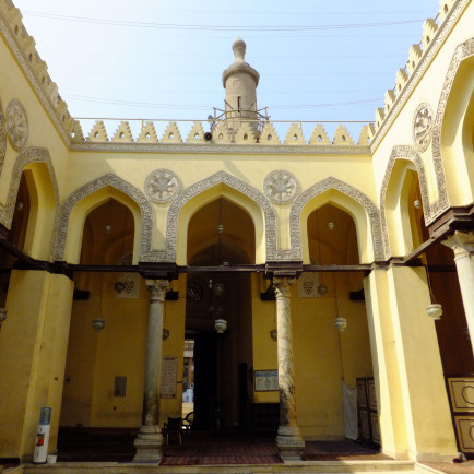 Aqmar_mosque_interior.jpg