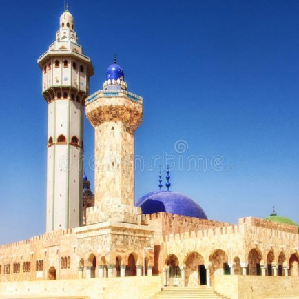 la-grande-mosquée-touba-sénégal-afrique-de-l-ouest-est-le-plus-grand-bâtiment-dans-ville-et-celle-des-grandes-mosquées-en-153103616.jpg