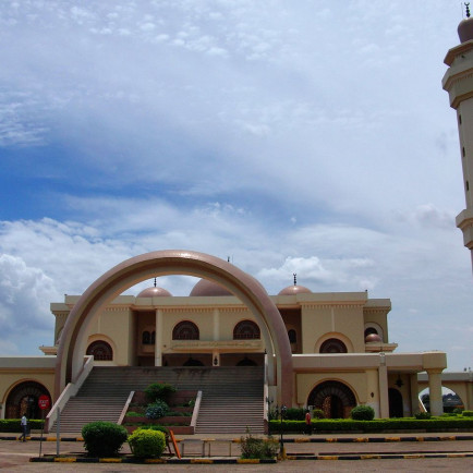 1280px-Outer_view_Kampala_National_mosque.jpg