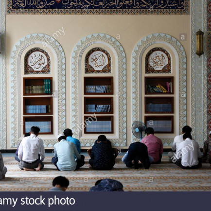 muslim-men-praying-at-friday-prayersal-serkal-mosquephnom-penhcambodiasouth-east-asia-2BB0BX1.jpg