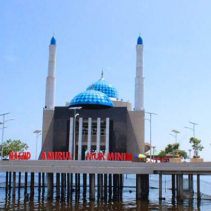 masjid-amirul-mukminin-makassar-696x4641.jpg