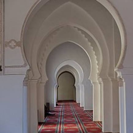 220px-Marrakesh_Kasbah_Mosque_prayer_hall.jpg