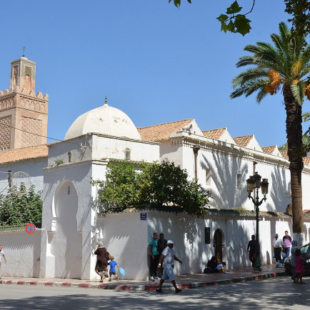 1280px-Grande_mosquée_et_dépendance_Minaret_de_la_Mosquée_003.jpg
