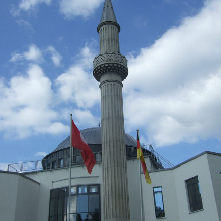 Mevlana_Moschee_(Kassel)_Minarett.jpg