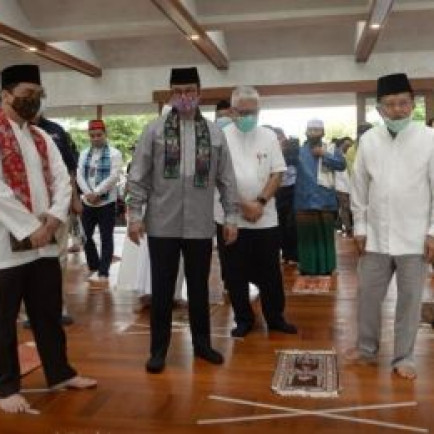56886-ketua-dewan-masjid-indonesia-dmi-jusuf-kalla-meresmikan-penggunaan-masjid-amir-hamzah-di-tim.jpg