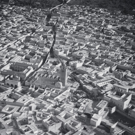 ETH-BIB-Marrakech-_Zentrum_mit_Moschee_Bab_Fleuh_-_--Tschadseeflug_1930-31-LBS_MH02-08-0445.tif.jpg