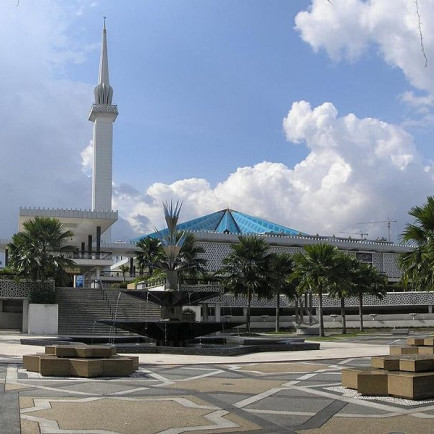 799px-National_Mosque_KL_2007_pano.jpg