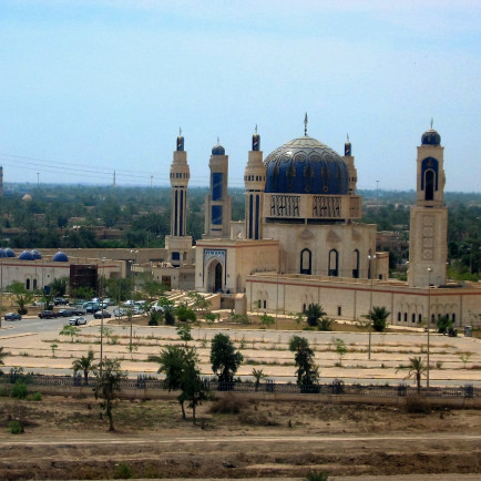 Baghdad_Mosque_Umm_al-Qura,_as_seen_from_the_freeway_in_April_2004.jpg