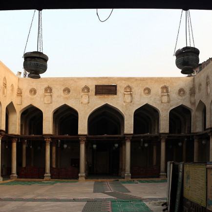 Cairo,_moschea_di_as-salih_talai,_cortile_02.JPG